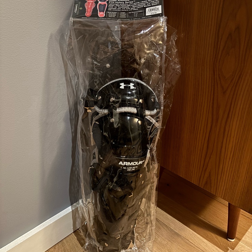 NEW Under Armour Youth 7-9 Catcher's Leg Guards 11.5" Victory Series UALG-YVS